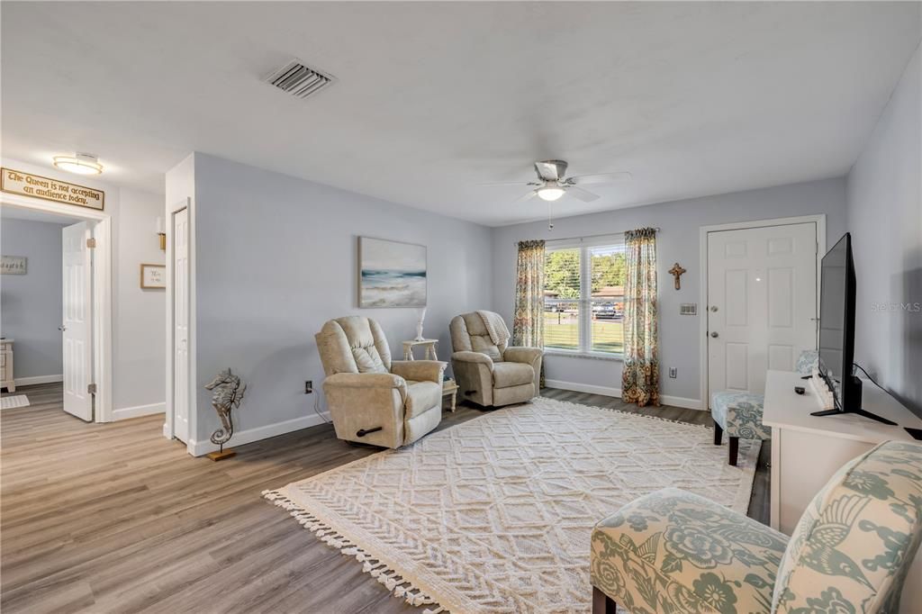 Active With Contract: $249,000 (2 beds, 2 baths, 1186 Square Feet)