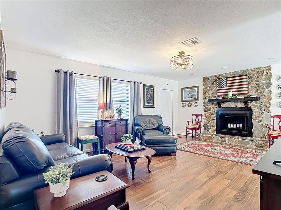 待售: $720,000 (3 贝兹, 2 浴室, 1680 平方英尺)