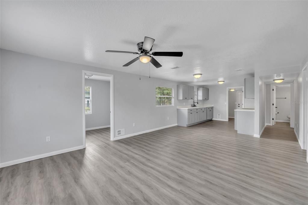 Под контрактом: $209,900 (3 спален, 1 ванн, 923 Квадратных фут)