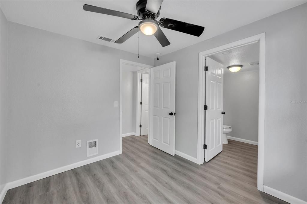 Под контрактом: $209,900 (3 спален, 1 ванн, 923 Квадратных фут)