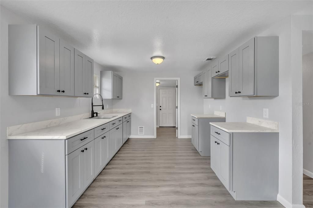 Под контрактом: $209,900 (3 спален, 1 ванн, 923 Квадратных фут)