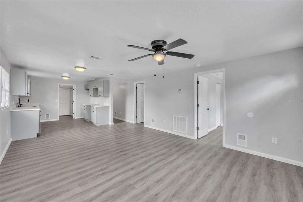 Под контрактом: $209,900 (3 спален, 1 ванн, 923 Квадратных фут)