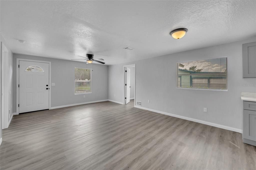 Под контрактом: $209,900 (3 спален, 1 ванн, 923 Квадратных фут)