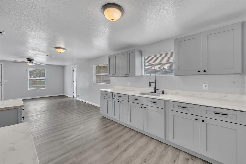 Под контрактом: $209,900 (3 спален, 1 ванн, 923 Квадратных фут)