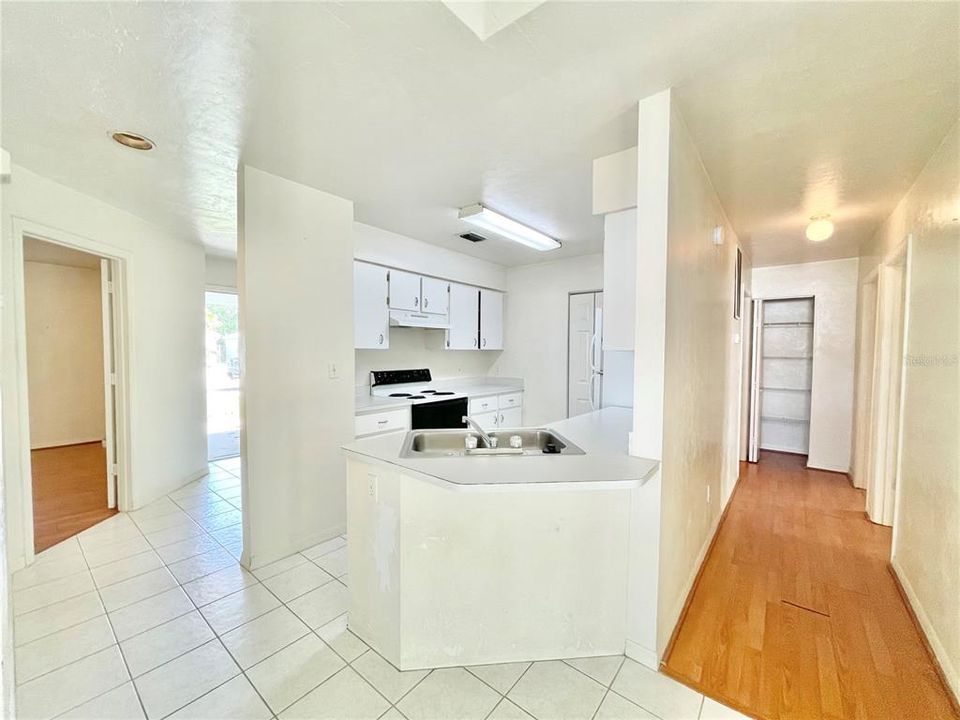 Active With Contract: $254,900 (3 beds, 2 baths, 1184 Square Feet)