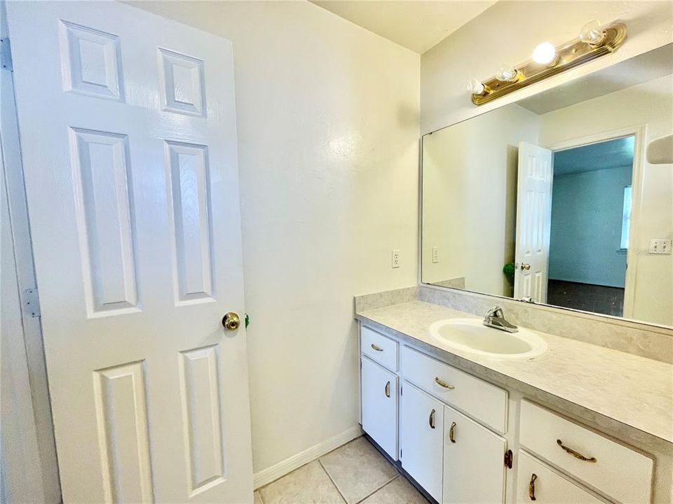 Active With Contract: $254,900 (3 beds, 2 baths, 1184 Square Feet)