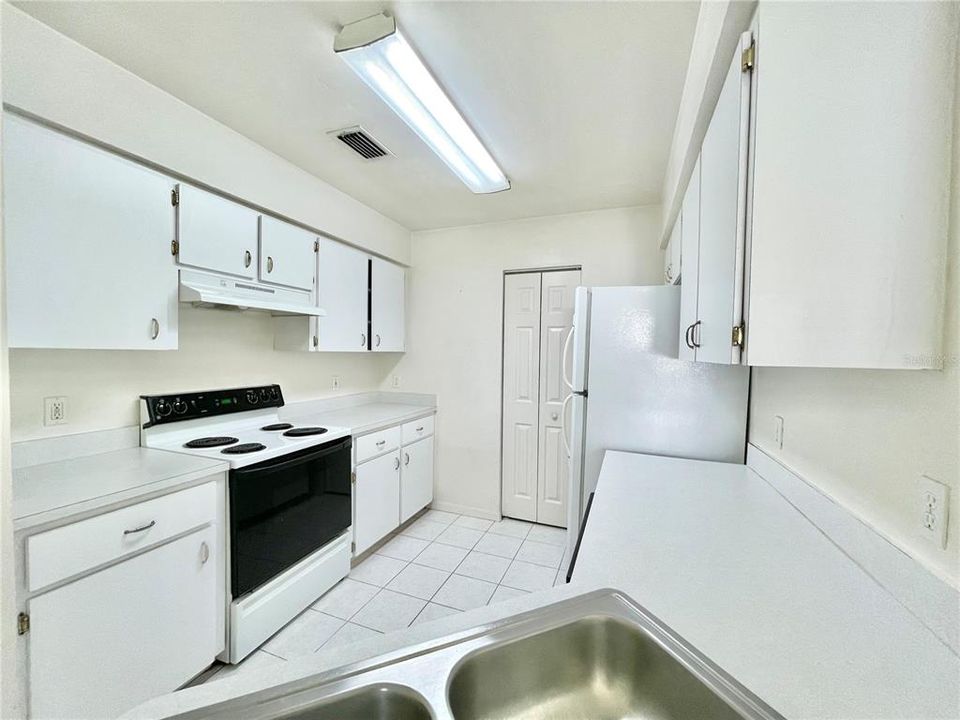 Active With Contract: $254,900 (3 beds, 2 baths, 1184 Square Feet)