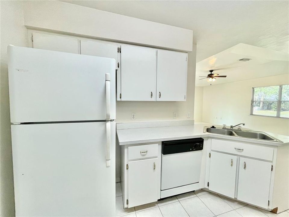 Active With Contract: $254,900 (3 beds, 2 baths, 1184 Square Feet)