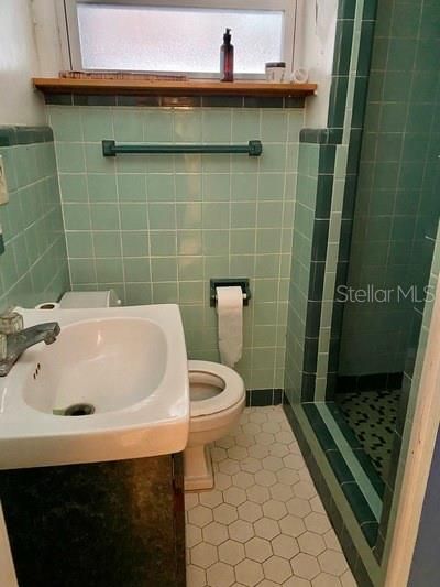 На продажу: $1,400,000 (7.51 acres)