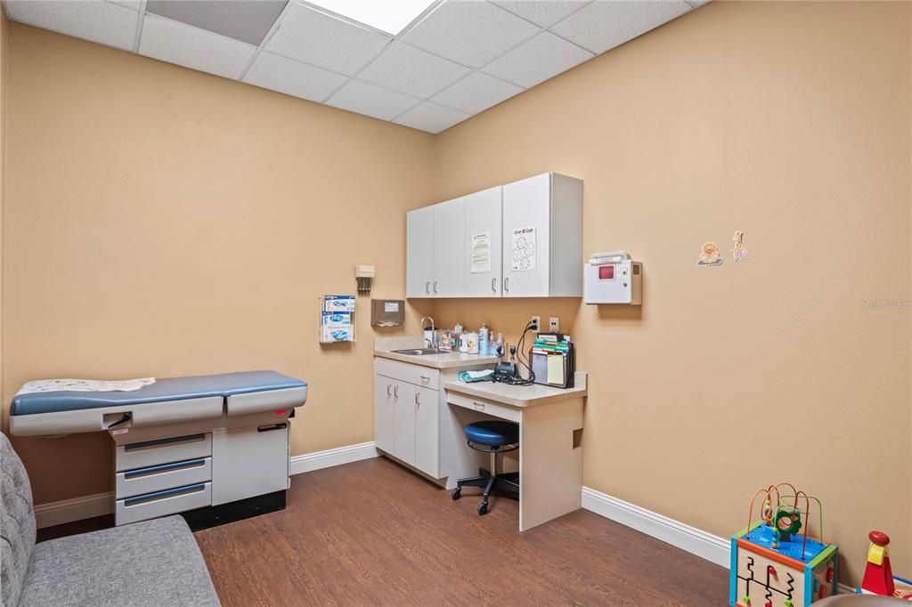 待售: $1,495,000 (0 贝兹, 0 浴室, 4682 平方英尺)