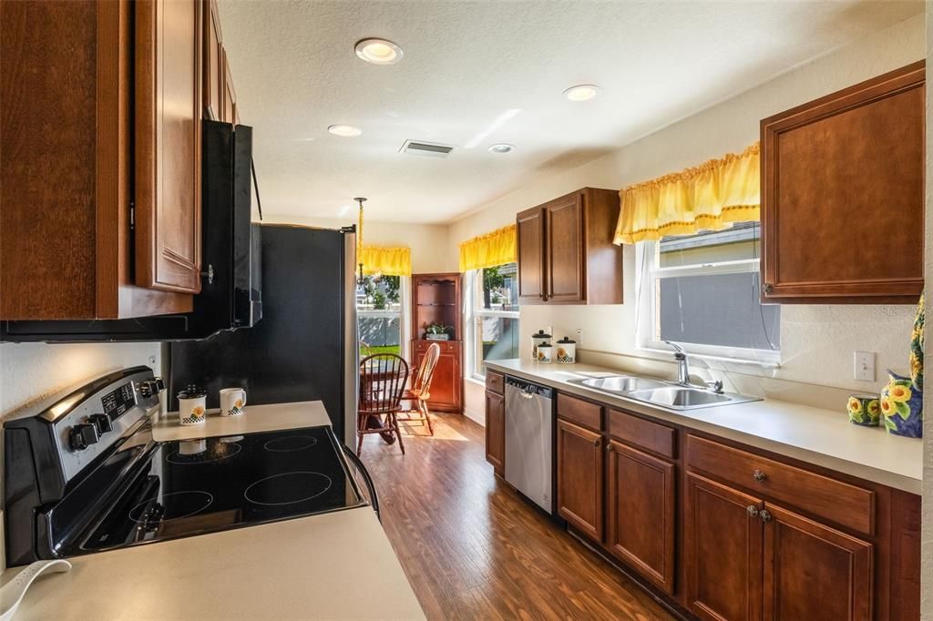 待售: $218,900 (2 贝兹, 2 浴室, 1170 平方英尺)