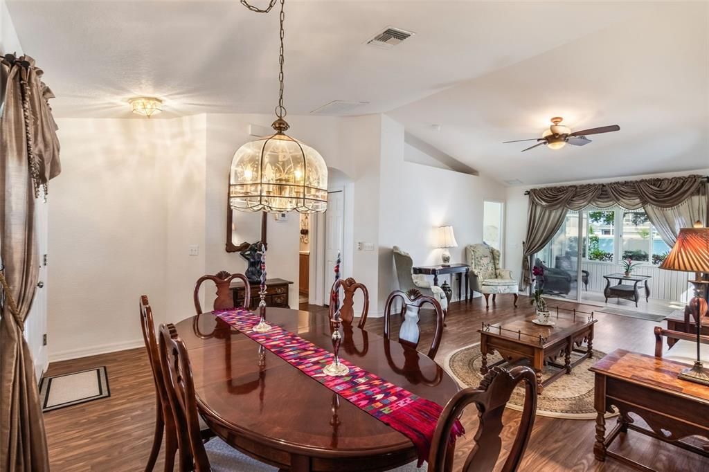 待售: $218,900 (2 贝兹, 2 浴室, 1170 平方英尺)