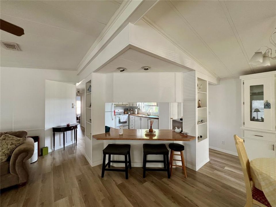 合同活跃: $149,000 (2 贝兹, 2 浴室, 1560 平方英尺)