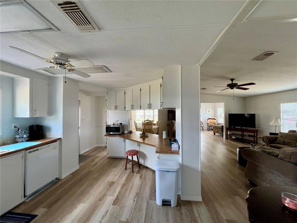 合同活跃: $149,000 (2 贝兹, 2 浴室, 1560 平方英尺)