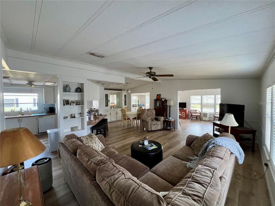 合同活跃: $149,000 (2 贝兹, 2 浴室, 1560 平方英尺)