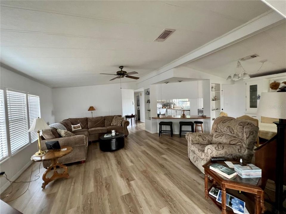 合同活跃: $149,000 (2 贝兹, 2 浴室, 1560 平方英尺)