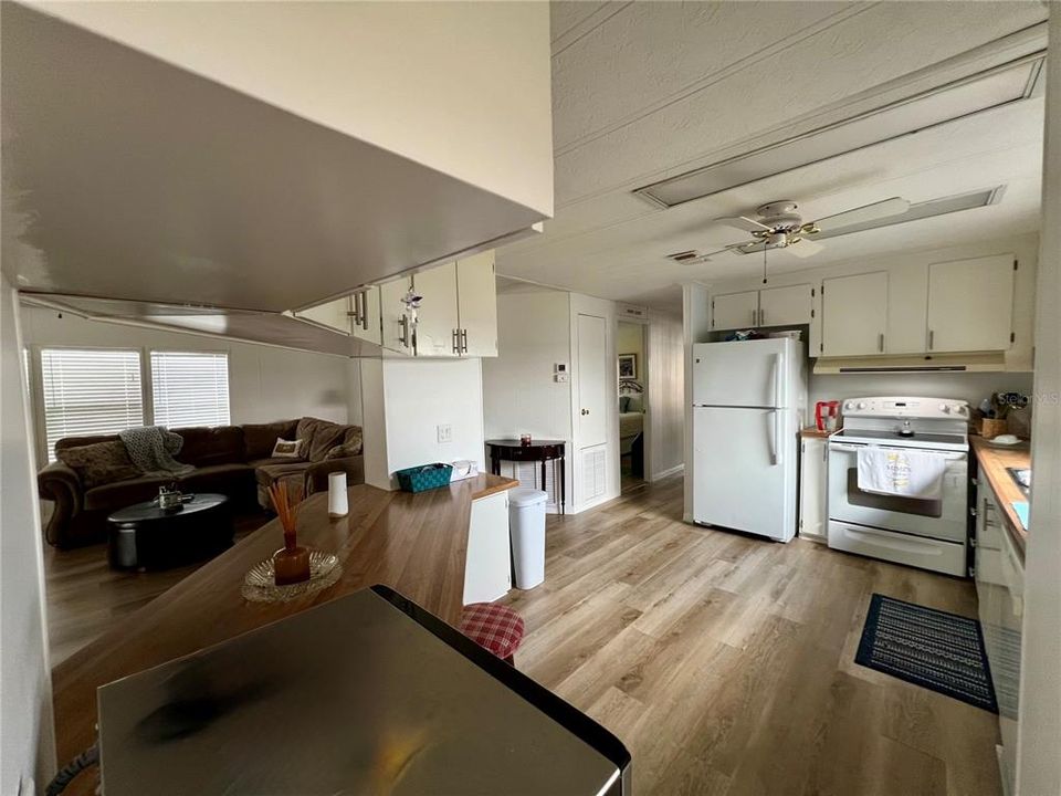 合同活跃: $149,000 (2 贝兹, 2 浴室, 1560 平方英尺)