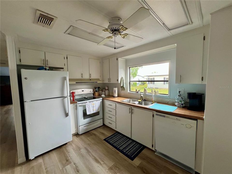 合同活跃: $149,000 (2 贝兹, 2 浴室, 1560 平方英尺)