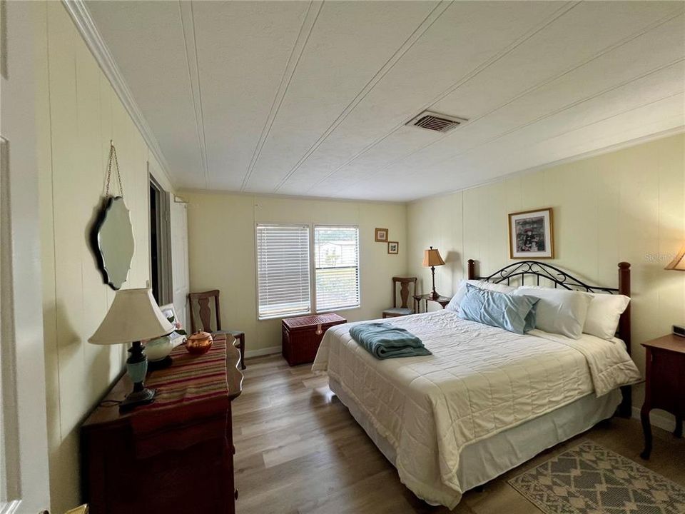 合同活跃: $149,000 (2 贝兹, 2 浴室, 1560 平方英尺)