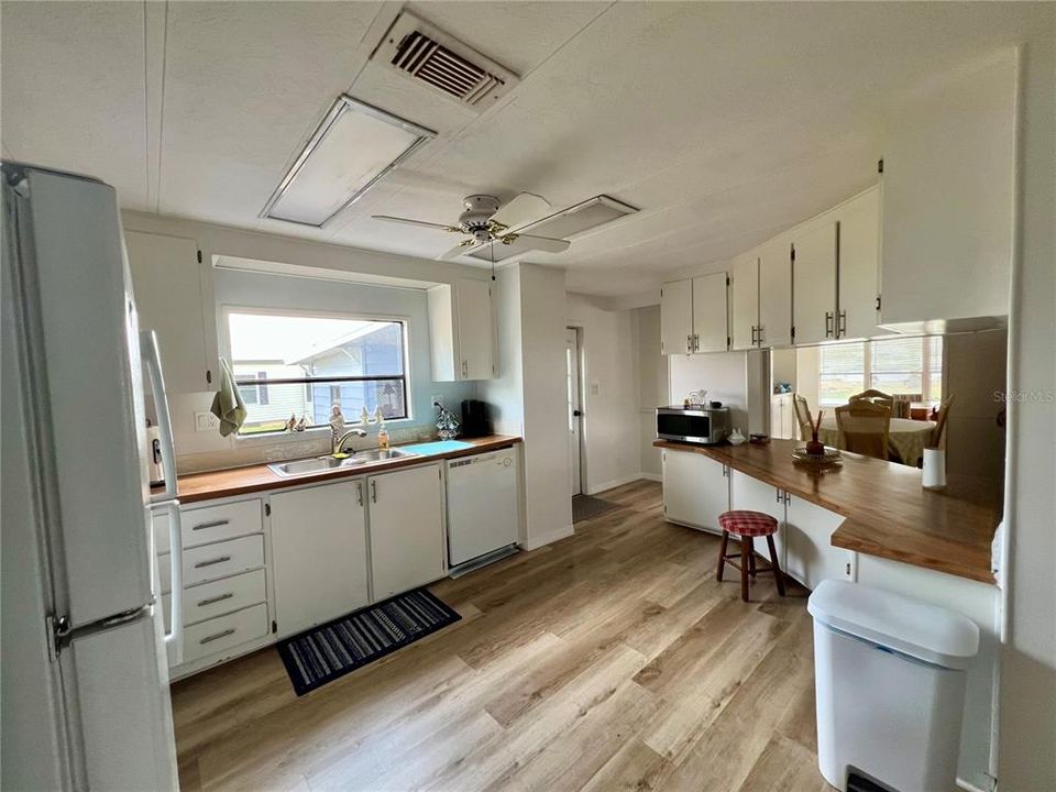 合同活跃: $149,000 (2 贝兹, 2 浴室, 1560 平方英尺)