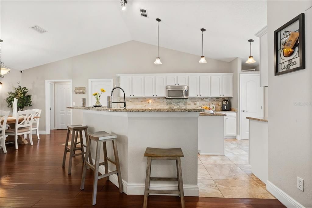 Под контрактом: $699,000 (5 спален, 3 ванн, 2798 Квадратных фут)