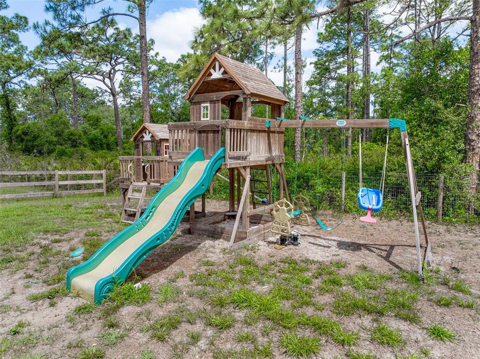 For Sale: $700,000 (4 beds, 3 baths, 2510 Square Feet)