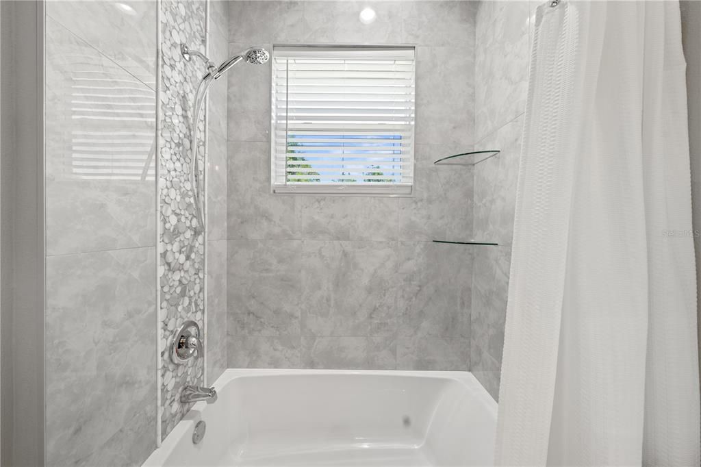 Activo con contrato: $439,900 (3 camas, 2 baños, 1725 Pies cuadrados)