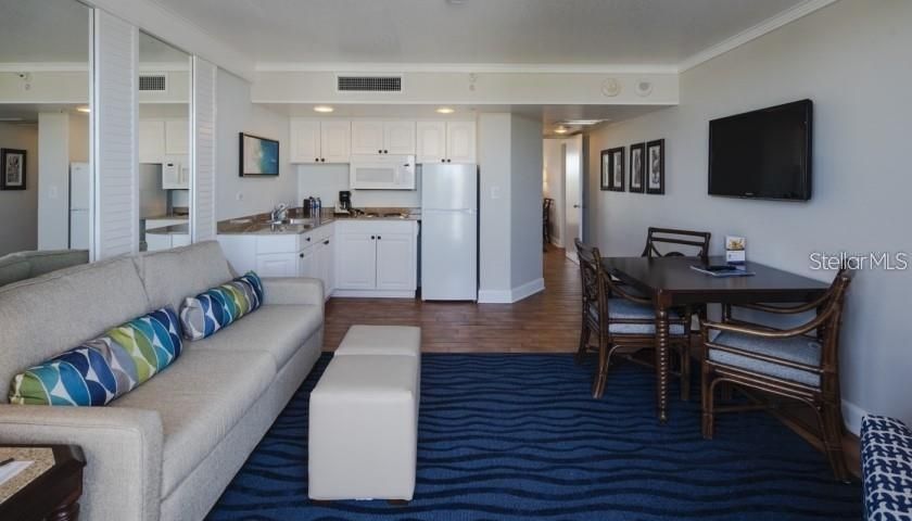 For Sale: $550,000 (2 beds, 2 baths, 835 Square Feet)