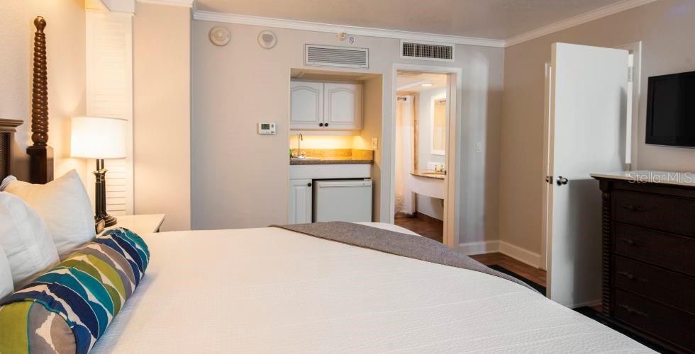 For Sale: $550,000 (2 beds, 2 baths, 835 Square Feet)