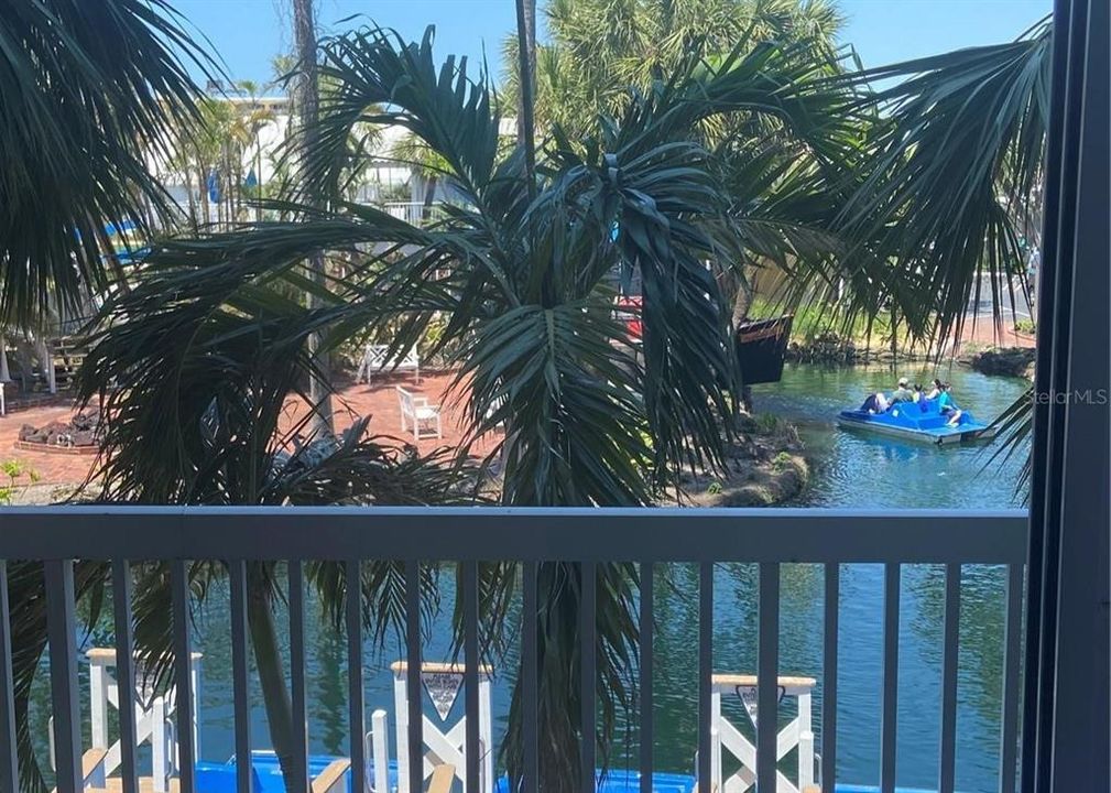 For Sale: $550,000 (2 beds, 2 baths, 835 Square Feet)