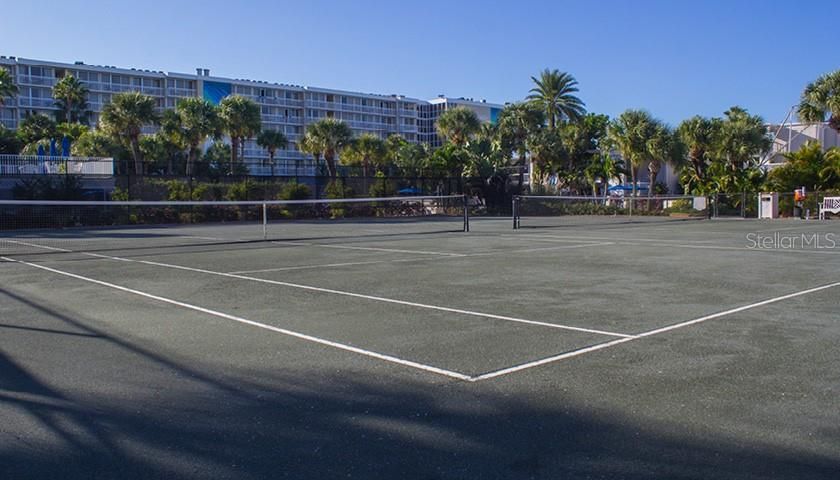 For Sale: $550,000 (2 beds, 2 baths, 835 Square Feet)