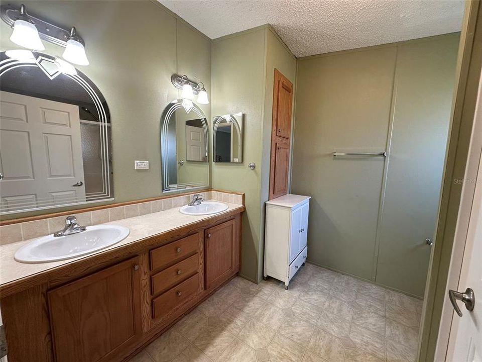 Active With Contract: $129,900 (3 beds, 2 baths, 1218 Square Feet)