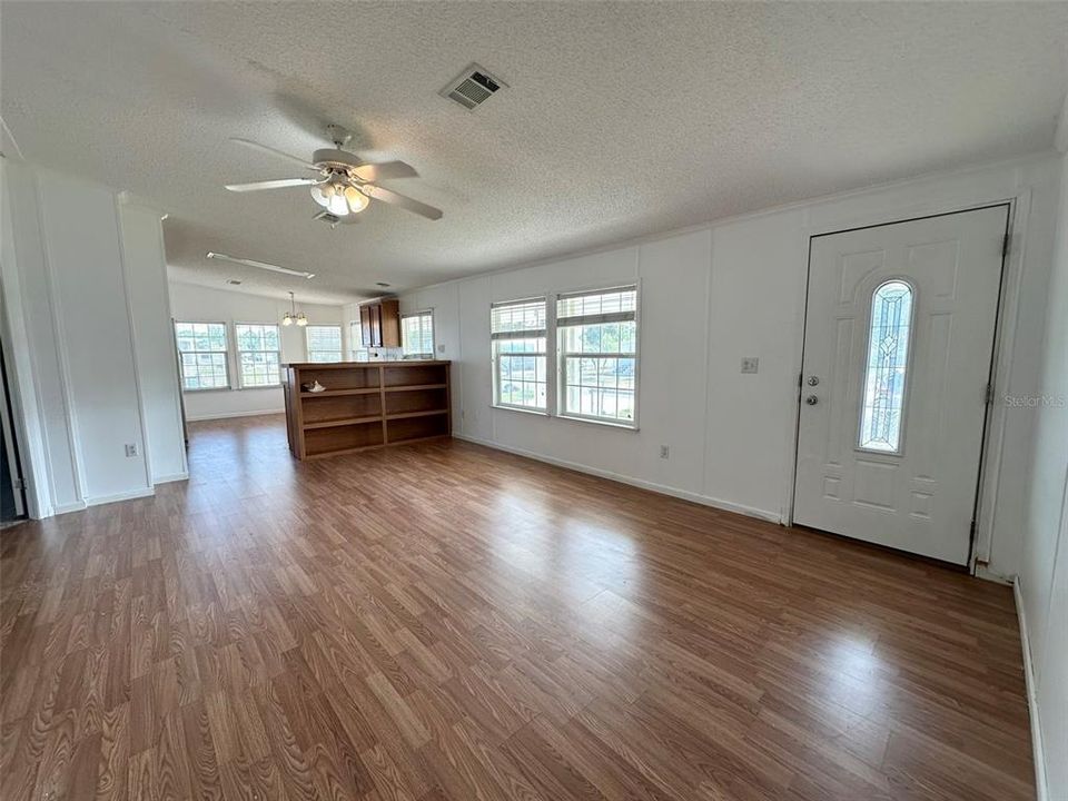 Active With Contract: $129,900 (3 beds, 2 baths, 1218 Square Feet)