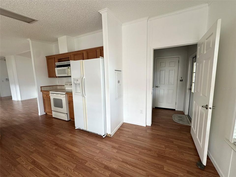 Active With Contract: $129,900 (3 beds, 2 baths, 1218 Square Feet)