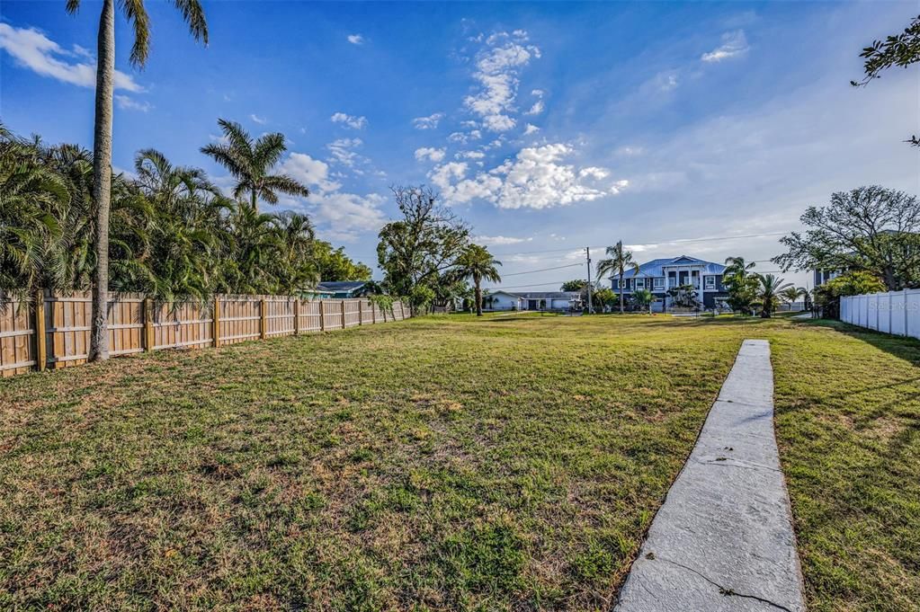 待售: $850,000 (0.32 acres)