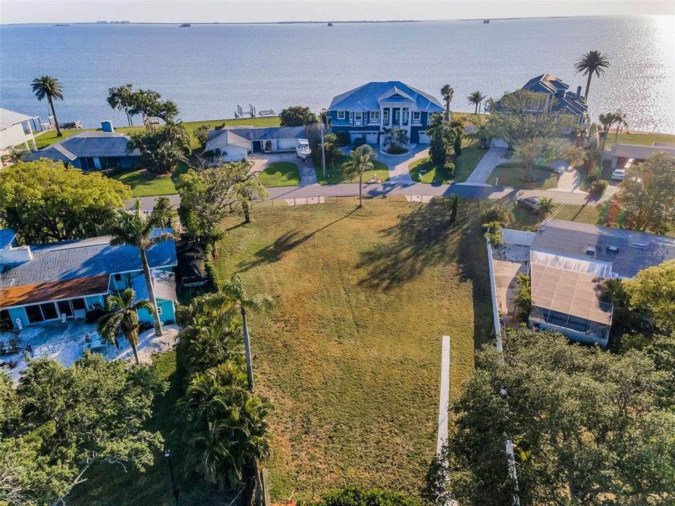 待售: $850,000 (0.32 acres)