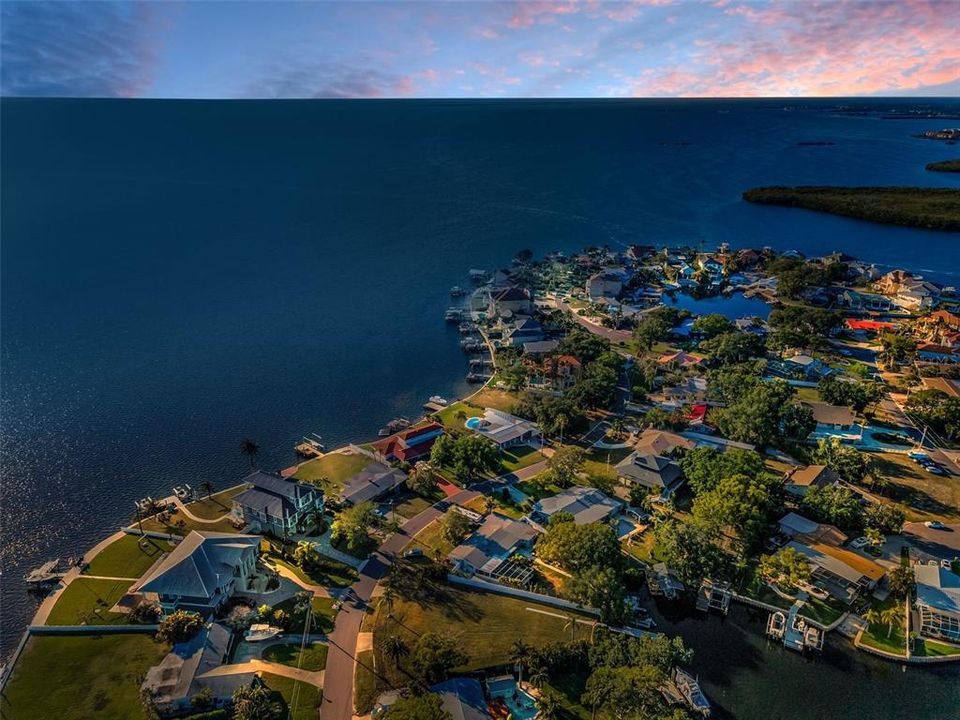 待售: $850,000 (0.32 acres)