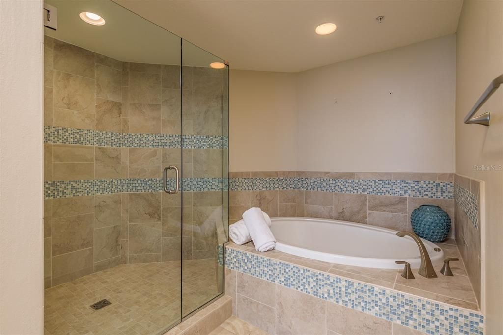 Active With Contract: $2,100,000 (3 beds, 3 baths, 2521 Square Feet)