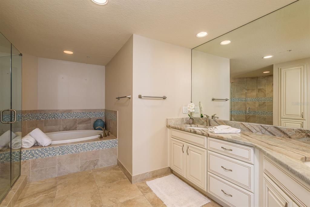 Active With Contract: $2,100,000 (3 beds, 3 baths, 2521 Square Feet)