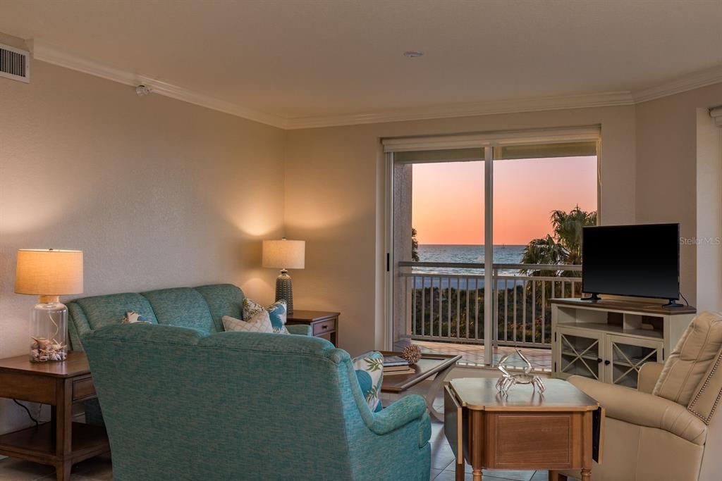 Active With Contract: $2,100,000 (3 beds, 3 baths, 2521 Square Feet)