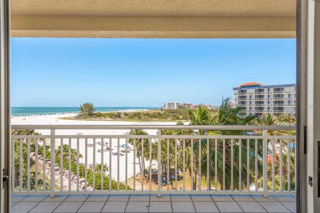 Active With Contract: $2,100,000 (3 beds, 3 baths, 2521 Square Feet)