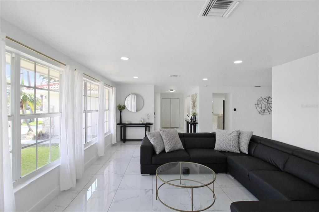 出租: $5,500 (3 贝兹, 2 浴室, 2085 平方英尺)