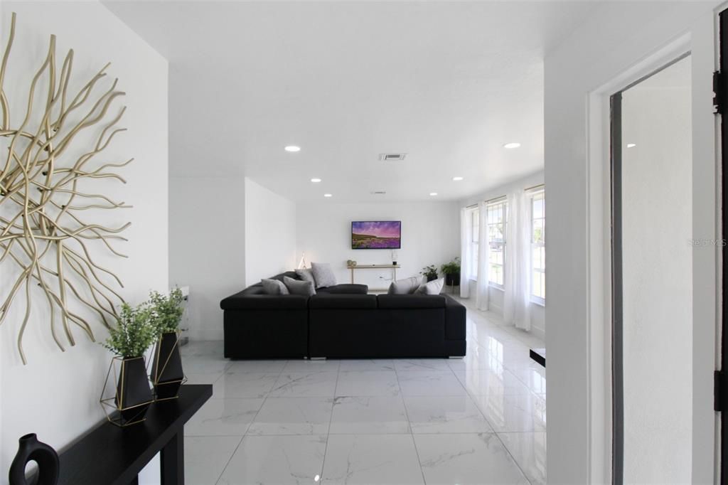 出租: $5,500 (3 贝兹, 2 浴室, 2085 平方英尺)