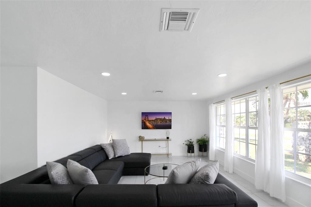 出租: $5,500 (3 贝兹, 2 浴室, 2085 平方英尺)