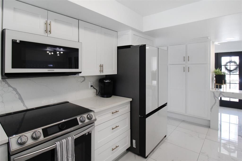 出租: $5,500 (3 贝兹, 2 浴室, 2085 平方英尺)