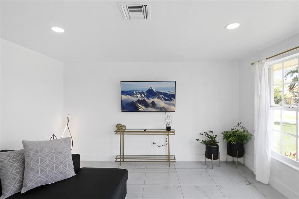 出租: $5,500 (3 贝兹, 2 浴室, 2085 平方英尺)