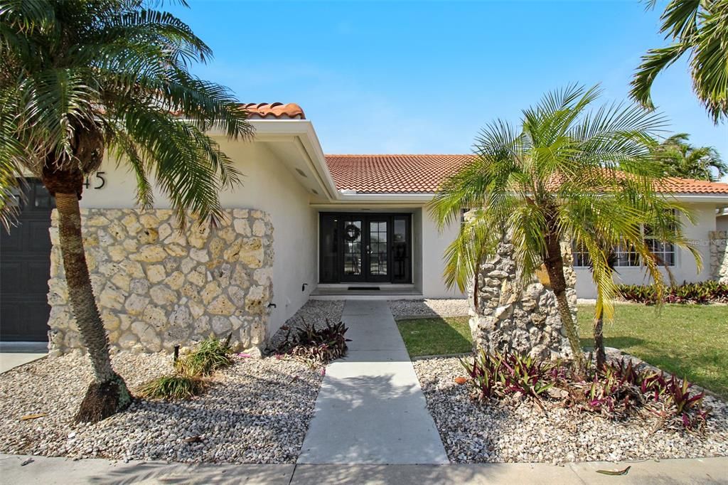 出租: $5,500 (3 贝兹, 2 浴室, 2085 平方英尺)