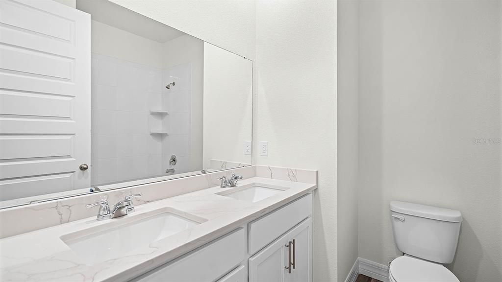 合同活跃: $462,990 (5 贝兹, 3 浴室, 2490 平方英尺)