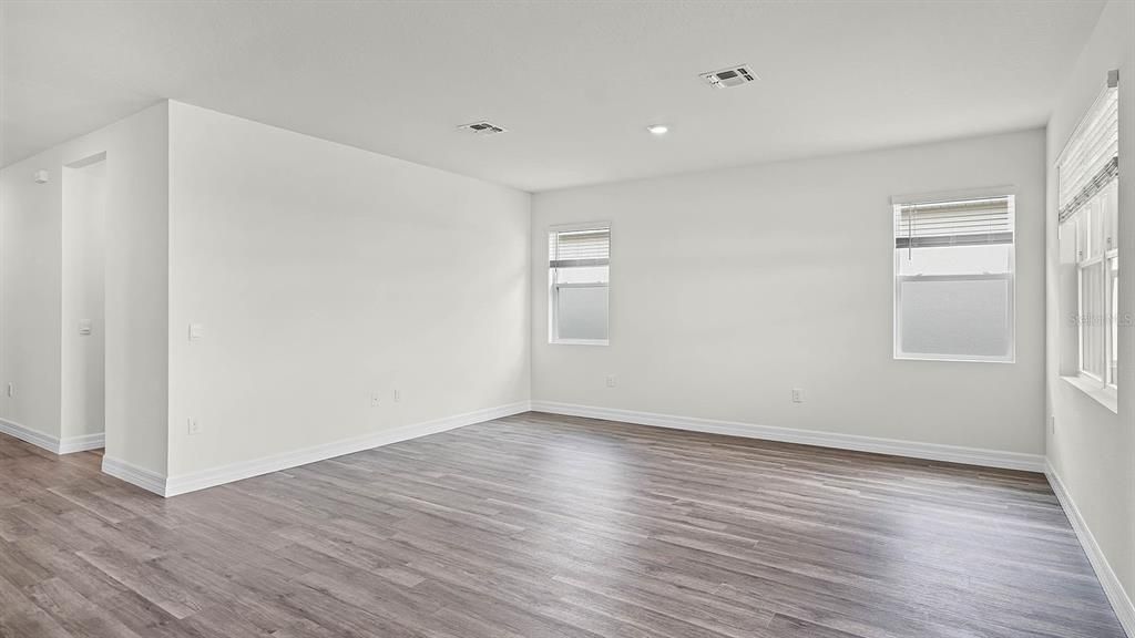 合同活跃: $462,990 (5 贝兹, 3 浴室, 2490 平方英尺)