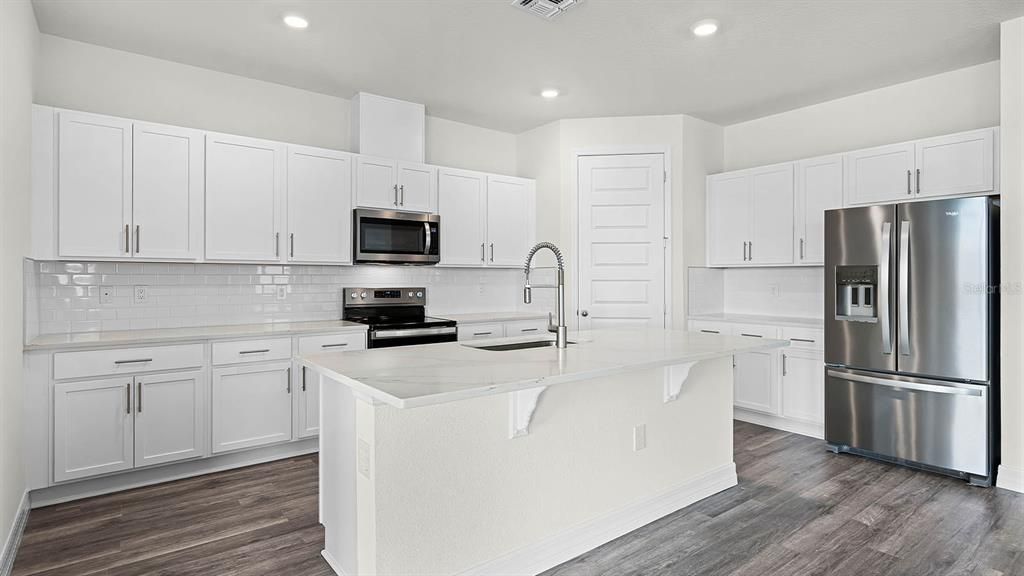 合同活跃: $462,990 (5 贝兹, 3 浴室, 2490 平方英尺)